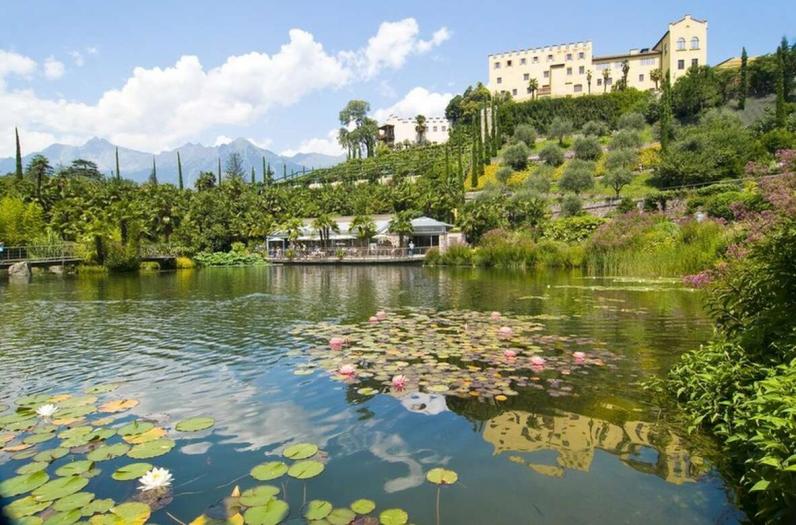 Eingebettet in Wiesen & Weingärten im Bergpanorama Südtirols. Eingebettet in Wiesen & Weingärten im Bergpanorama Südtirols.