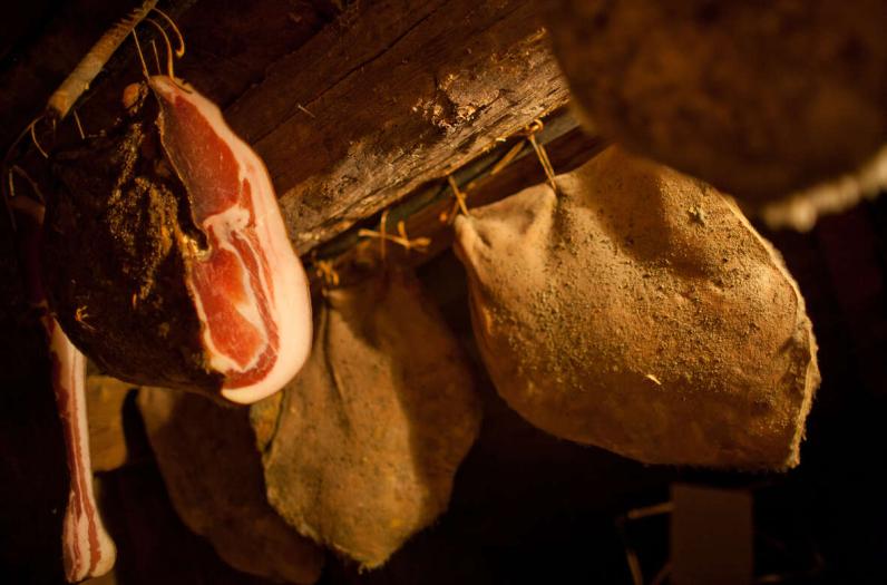 Nella nostra cantina, maestro Walter produce il vino in modo tradizionale